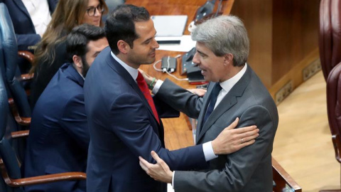 El presidente de la Comunidad de Madrid, Ángel Garrido, es felicitado por Ignacio Aguado en la cámara regional/EFE