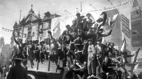 En la imagen: Manifestantes republicanos muestran su alegría en la confluencia de las madrileñas calles de Alcalá y Gran Vía, el 14 de abril de 1931. En vídeo: las imágenes de las celebraciones de la proclamación de la Segunda República, el