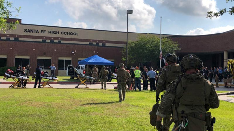 Varios miembros de las fuerzas de seguridad se aproximan al instituto de Santa Fe, en Texas. (REUTERS)