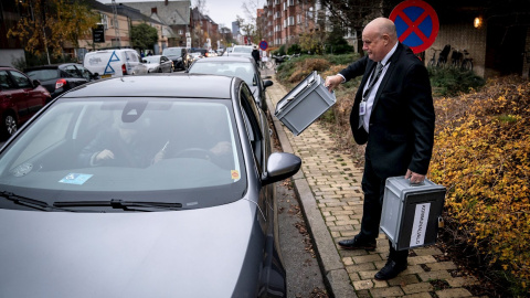 Una pareja de ancianos deposita sus votos desde el coche para evitar el contagio de covid-19 durante las elecciones locales de Dinamarca. - Mads Claus Rasmussen / EFE / EPA