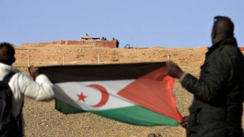  Imagen de archivo de dos hombres sujetando la bandera del Frente Polisario en el Sáhara. AFP