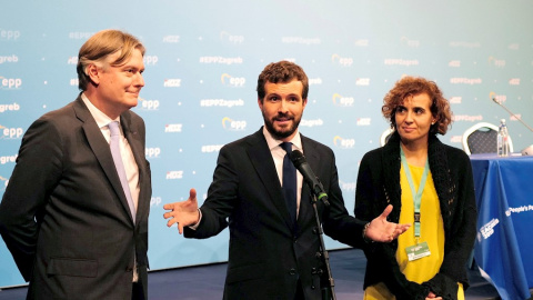 El presidente del PP, Pablo Casado, habla ante los medios, acompañado por el secretario general del Partido Popular Europeo, Antonio Lopez-Isturiz, y la eurodiputada Dolores Montserrat, en Zagreb (Croacia). EFE/EPA/ANTONIO BAT