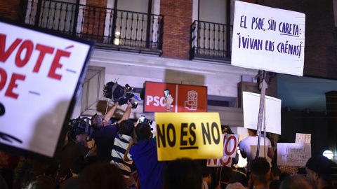 Ambiente en las puertas de la sede del PSOE en la madrileña calle Ferraz, tras conocerse que su líder, Pedro Sánchez, ha dimitido.- Fernando Villar (EFE)