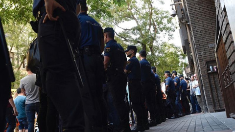 Efectivos policiales a las puertas de la sede en la madrileña calle Ferraz.- EFE