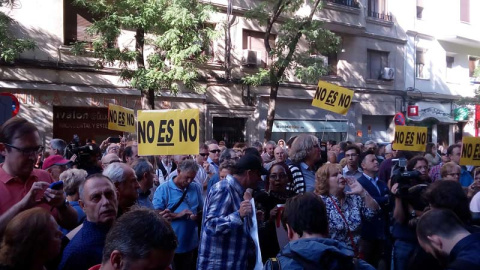 Aspecto de la calle Ferraz este sábado por la mañana. / SARA CALVO