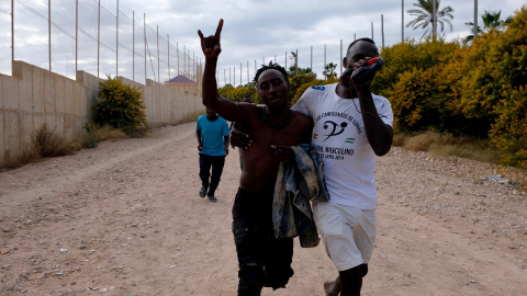  Varios migrantes se dirigen al Centro Temporal de Inmigrantes (CETI), mientras celebran el salto de la valla de Melilla, a 24 de junio de 2022, en Melilla (España). ANTONIO RUIZ / Europa Press