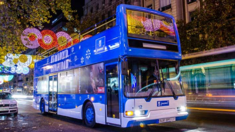 Un autobús de Naviluz, cuando estaba gestionado por la EMT, por el centro de Madrid.