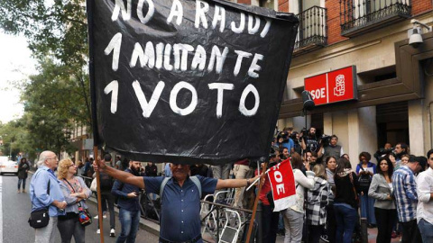 Militantes y periodistas se agolpan a la entrada de la sede del PSOE en Madrid. / EFE