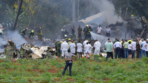 Imagen tomada en la zona donde se ha estrellado un avión de Cubana de Aviación después de despegar del aeropuerto José Martí de La Habana. AFP/Adalberto Roque