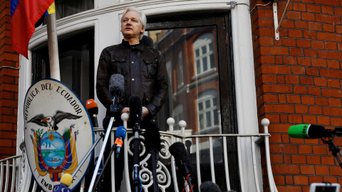 WikiLeaks founder Julian Assange is seen on the balcony of the Ecuadorian Embassy in London, Britain, May 19, 2017. REUTERS/Peter Nicholls/File Photo