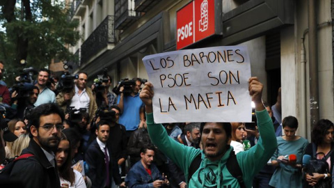 Concentración a las puertas de la sede del PSOE, en la madrileña calle Ferraz. / CHEMA MOYA (EFE)