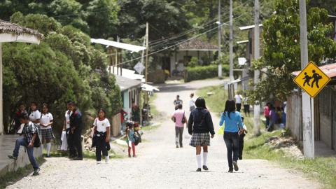 Transeúntes en una calle de San Andrés de Pisimbalá, Cauca. EFE.