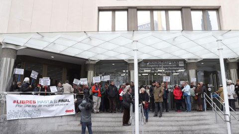 Un momento de la concentración convocada por la asociación "Derecho a Morir Dignamente" en apoyo a Ángel Hernánde frente a los juzgados de Madrid. (KIKO HUESCA | EFE)