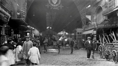 La Guàrdia Civil muntada custodia el mercat de Sant Josep, conegut com La Boqueria, després dels disturbis ocasionats per l'escassetat de verdures i els excessius preus de venda. Conflicte social originat a l'empresa Riegos y Fuerzas del Eb