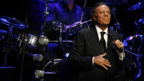 El cantante Julio Iglesias durante un concierto.- EFE