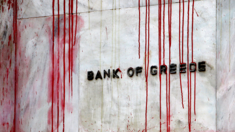 Manchas de pintura roja en la fachada de la sede del Banco de Grecia, lanzada por manifestantes durante una protesta en el centro de Atenas (6 de diciembre 2010). REUTERS / Yannis Behrakis