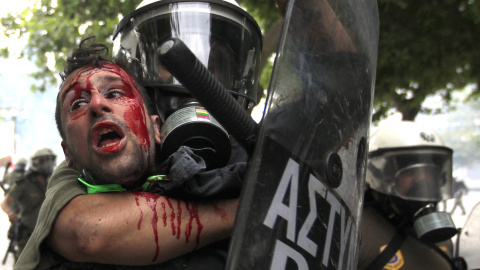 Un manifestante es detenido por la policía antidisturbios durante las protestas contra la austeridad en Atenas (29 de junio 2011). REUTERS / John Kolesidis