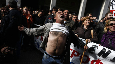 Un agricultor grita durante una protesta frente al Ministerio de Agricultura en Atenas (25 de noviembre 2014). REUTERS / Alkis Konstantinidis