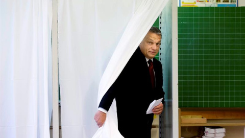 El primer ministro húngaro, Viktor Orban, tras votar en Budapest. /  SZILARD KOSZTICSAK (EFE)