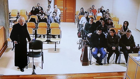 Imagen de la señal de televisión de la sala donde hoy declara el ex deán de la catedral, José María Díaz (izq) en el juicio contra el electricista Manuel Fernández Castiñeiras (d), autor confeso del robo del Códice Calixtino, esta mañana en