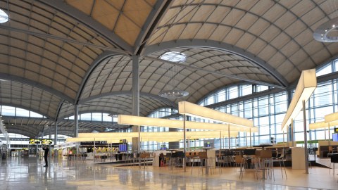 Zona de embarque de la nueva terminal del aeropuerto de Alicante. AENA