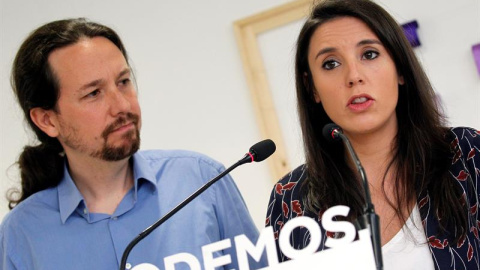 El secretario general de Podemos, Pablo Iglesias, y la portavoz parlamentaria, Irene Montero, durante su comparecencia hoy en rueda de prensa, en la que han anunciado que someterán sus cargos a la decisión de los inscritos de Podemos, tras 