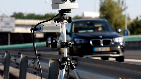 radar móvil ubicado en carretera convencional