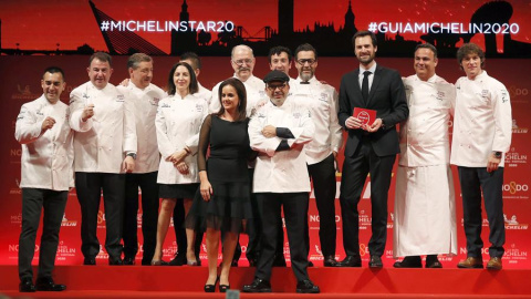 Los cocineros lusos y españoles con tres estrellas Michelín posan durante la presentación de la Guía Michelín España y Portugal 2020. /EFE