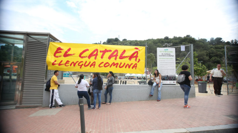 L'entrada al concert de Ciutat Meridiana amb l'eslògan de la campanya de Plataforma per la Llengua.