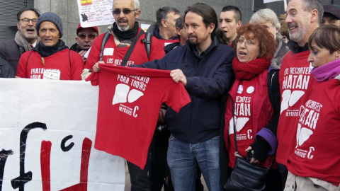 El secretario general de Podemos, Pablo Iglesias, durante la concentración que representantes de la Plataforma de Afectados por la Hepatitis C