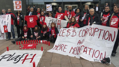 Representantes de la Plataforma de Afectados por la Hepatitis C han realizado hoy una concentración frente a la sede del Parlamento Europeo en Bruselas para exigir los medicamentos para el tratamiento