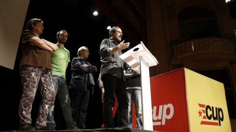 El cabeza de lista de la CUP, Antonio Baños, y otros miembros de la formación, en la durante la rueda de prensa ofrecida tras las elecciones del 27-S. EFE/Jesús Diges