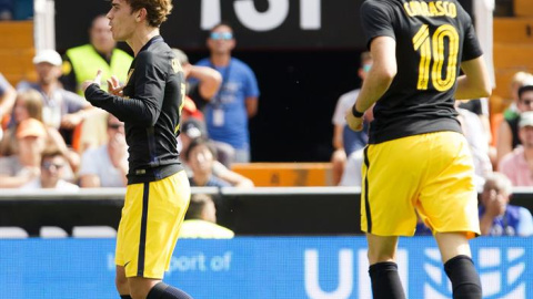 Antoine Griezmann celebra su primer gol junto a Carrasco en Mestalla. /EFE