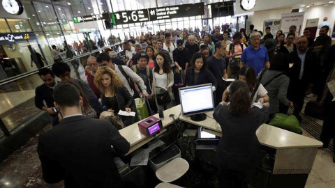 Cientos de pasajeros se agolpaban esta mañana en la estación de Sants de Barcelona a la espera de información. / ALBERTO ESTÉVERZ (EFE)