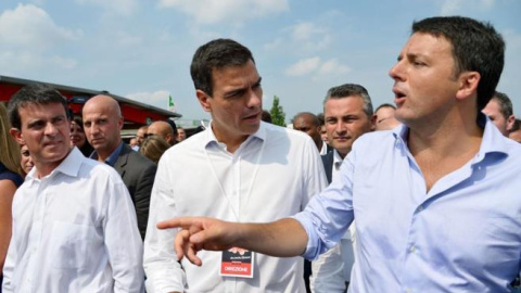 De izqda. a dcha., Manuel Valls, Pedro Sánchez y Matteo Renzi en Bolonia (Italia), durante un acto internacional. AFP