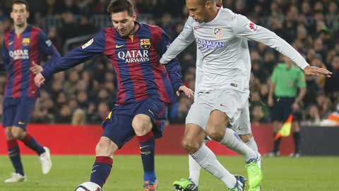 Messi y Miranda, durante el partido. REUTERS/Albert Gea