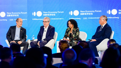 El presidente de Inditex, Pablo Isla, en el 'New Economy Forum' de Pekín (China), junto al consejero delegado de Anheuser-Busch InBev, Carlos Brito, la fundadora y consejera delegada de Gro-Intelligence, Sara Menker, y el ministro especial 