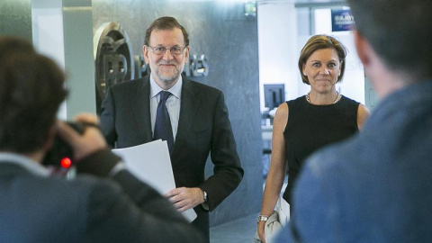 Fotografía facilitada por el PP del jefe del Ejecutivo en funciones y presidente del partido, Mariano Rajoy, y la secretaria general, María Dolores de Cospedal, a su llegada esta mañana a la reunión del Comité de Dirección del Partido Popul