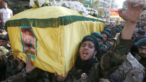 Miembros de Hizbolá cargan con el ataúd de uno de los milicianos muertos en el ataque de Israel. REUTERS