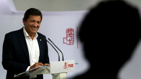 El presidente de la Comisión Gestora del PSOE y presidente de Asturias, Javier Fernandez, en la rueda de prensa tras la primera reunión de este organismo. REUTERS/Sergio Perez