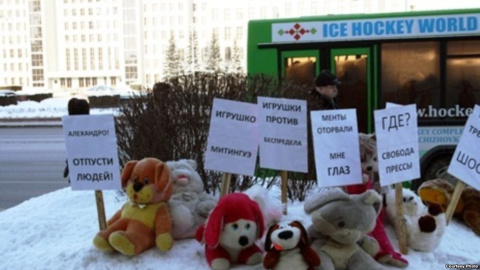 2.	Ositos de peluche y hombres de Lego fueron utilizados contra Putin y Lukashenko, en Rusia y Bielorusia