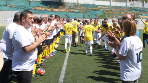 Passadís inicial als participants el partit de futbol de la jornada 'Gols per Junqueras', a Sant Vicenç dels Horts, per demanar la llibertat de l'exvicepresident cessat i la resta de presos. / Marc Font.