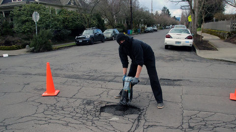 Los anarquistas se reinventan. En la imagen, antifas de Portland tapan encapuchados los socavones de las calles