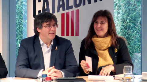 14/04/2019.- El expresident de la Generalitat, Carles Puigdemont, y la número dos por Barcelona de JxCat, Laura Borràs, durante una reunión con candidatos de su partidoeste domingo en Waterloo (Bélgica).- EFE/JULIO GÁLVEZ