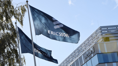 Banderas con el logo de Ericsson ante la sede de la compañía tecnológica en Estocolmo. REUTERS