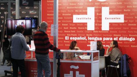 Unos visitantes en el stand del Instituto Cervantes en una feria.