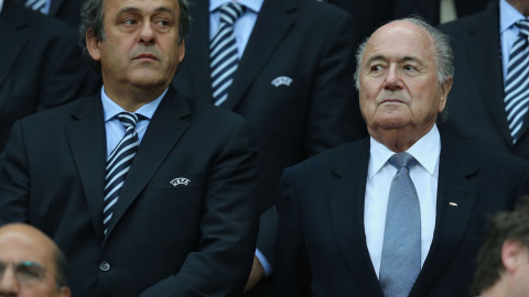 Blatter junto a Platini en el palco de honor de un estadio.