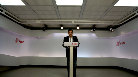 El presidente de la Comisión Gestora del PSOE, Javier Fernández, en la rueda de prensa posterior a la primera reunión de este órgano. REUTERS