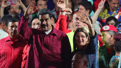 El presidente venezolano, Nicolás Maduro, y su esposa, Cilia Flores, saludan tras conocer los resultados de las elecciones./ EFE