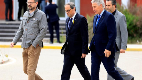 El presidente de la Generalitat de Cataluña, Quim Torra (2i), tras su visita a los exconsellers en la prisión de Estremera, Oriol Junqueras, Jordi Turull, Joaquim Forn, Josep Rull y Raul Romeva./ EFE